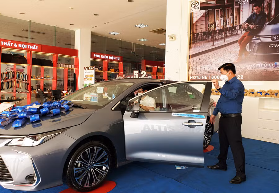 Hệ thống dịch vụ thuế điện tử đã tạo thuận lợi cho việc kê khai lệ phí trước bạ đối với ô tô, xe máy đăng ký lần đầu. Ảnh: Sơn Ca