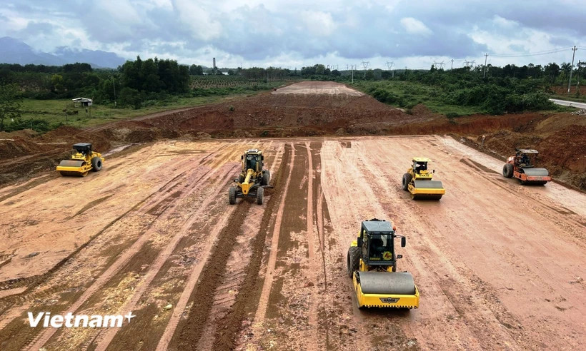 Nhà thầu thi công một Dự án Cao tốc Bắc-Nam phía Đông giai đoạn 2021-2025. (Ảnh: Việt Hùng/Vietnam+)