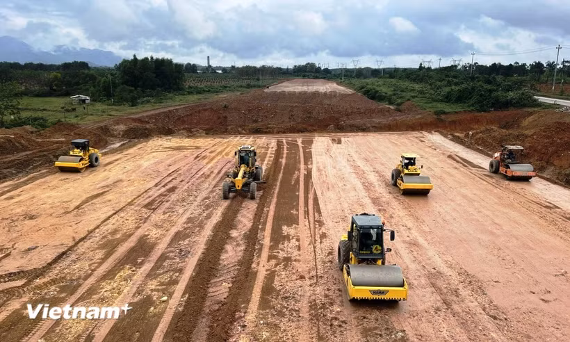 Nhà thầu thi công một Dự án Cao tốc Bắc-Nam phía Đông giai đoạn 2021-2025. (Ảnh: Việt Hùng/Vietnam+)