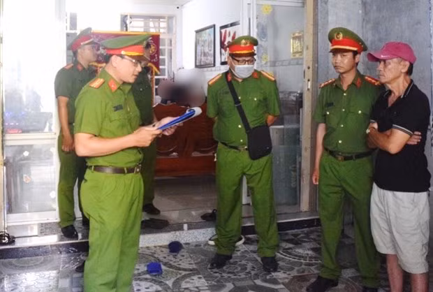 Cơ quan Cảnh sát điều tra Công an thành phố Tuy Hòa công bố quyết định khởi tố bị can và lệnh bắt tạm giam Đào Bá Cường. (Nguồn: Công an nhân dân)