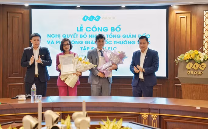 Tổng Giám đốc Lê Tiến Dũng (thứ hai từ phải sang) và Phó Tổng Giám đốc thường trực Trần Thị Hương nhận quyết định bổ nhiệm