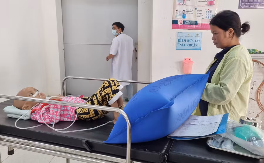 Chị Rơ Châm Pin chăm sóc Rơ Châm Bùi Thảo Linh tại Bệnh viện Nhi tỉnh. Ảnh: H.P