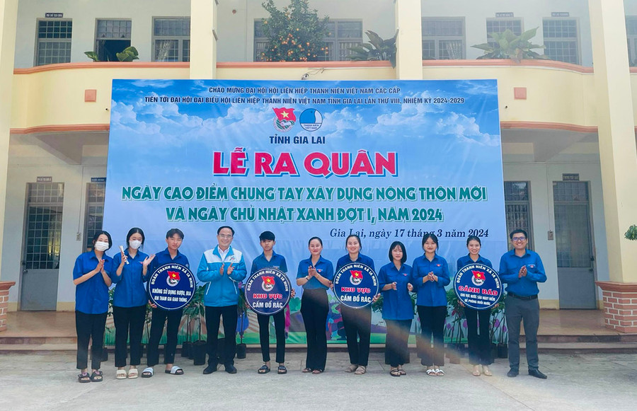 Đoàn xã Ia Nhin (huyện Chư Păh) tái chế lốp xe thành các biển thông báo. Ảnh: Minh Nhật