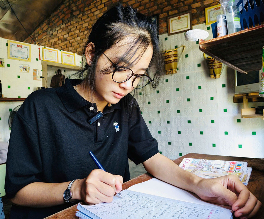 Em Ksor H’ Mây (Trường Phổ thông dân tộc nội trú tỉnh) vừa đậu vào Trường Đại học Công nghệ Thông tin Quốc gia TP. HCM. Ảnh: Đồng Lai