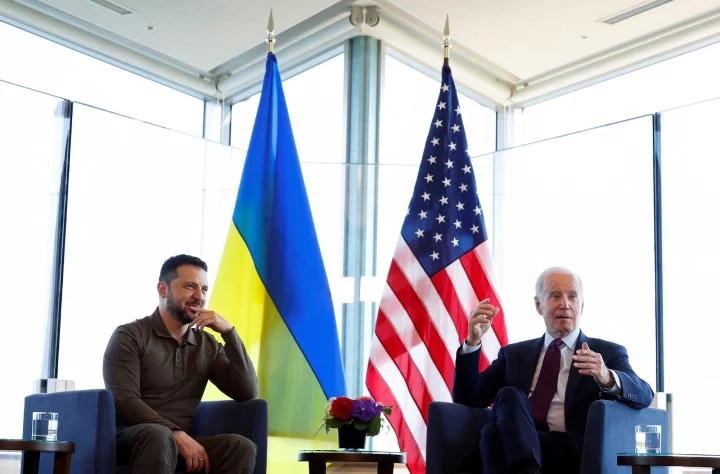 Tổng thống Joe Biden (trái) và Tổng thống Volodymyr Zelensky trước một phiên làm việc về Ukraine trong Hội nghị thượng đỉnh G7 ở Hiroshima ngày 21/5. (Ảnh: Reuters) Tổng thống Joe Biden (trái) và Tổng thống Volodymyr Zelensky trước một phiên làm việc về Ukraine trong Hội nghị thượng đỉnh G7 ở Hiroshima ngày 21/5. (Ảnh: Reuters)