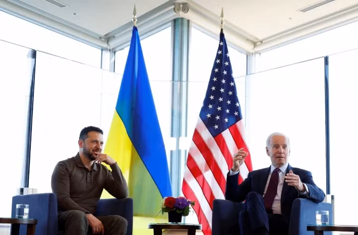 Tổng thống Joe Biden (trái) và Tổng thống Volodymyr Zelensky trước một phiên làm việc về Ukraine trong Hội nghị thượng đỉnh G7 ở Hiroshima ngày 21/5. (Ảnh: Reuters)