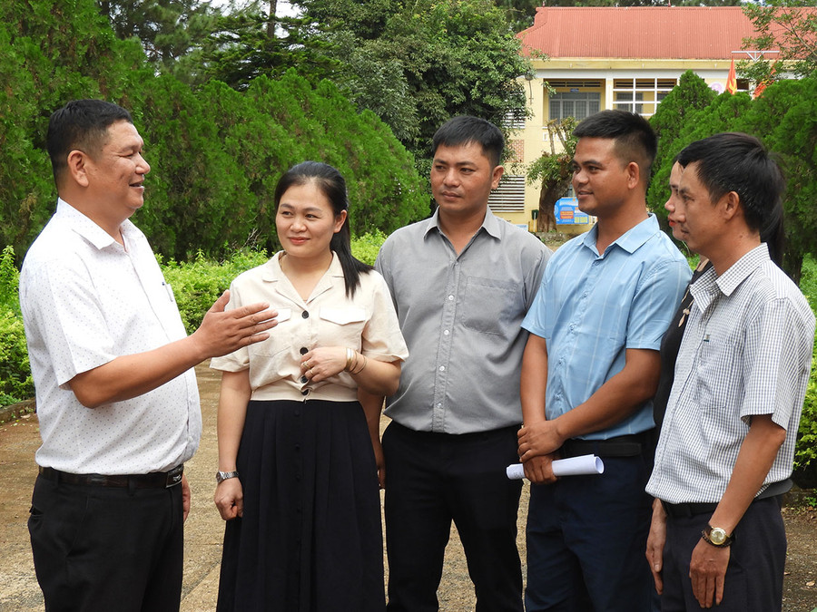 Bí thư Đảng ủy, Chủ tịch HĐND xã Ia Pết Lê Anh Hùng (bìa trái) đang trao đổi công việc với cán bộ xã. Ảnh: Thanh Nhật