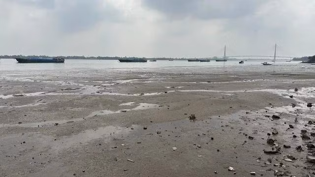 Sông Hậu đoạn qua TP.Cần Thơ khi thủy triều rút vào mùa. Ảnh ĐÌNH TUYỂN