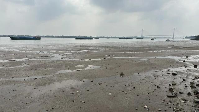 Sông Hậu đoạn qua TP.Cần Thơ khi thủy triều rút vào mùa. Ảnh ĐÌNH TUYỂN Sông Hậu đoạn qua TP.Cần Thơ khi thủy triều rút vào mùa. Ảnh ĐÌNH TUYỂN