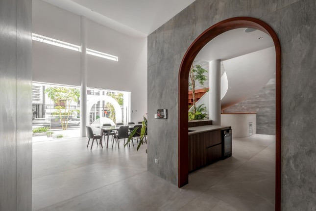 Ngôi nhà có 2 khu bếp chính - phụ thông với nhau qua chiếc cửa vòm.