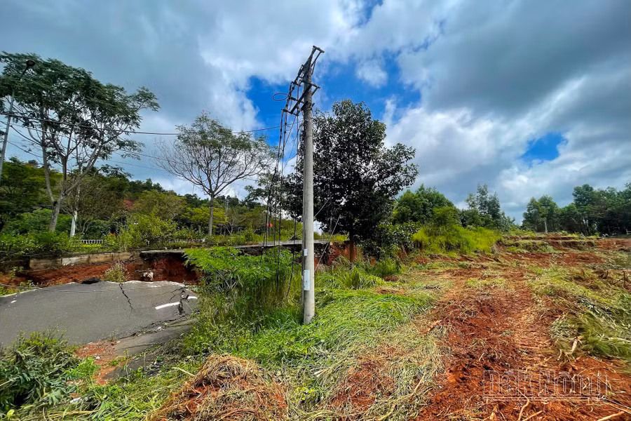 Khu vực bên phía ta luy âm đoạn đường Hồ Chí Minh qua Gia Nghĩa bị sụt lún được dọn dẹp mặt bằng Khu vực bên phía ta luy âm đoạn đường Hồ Chí Minh qua Gia Nghĩa bị sụt lún được dọn dẹp mặt bằng