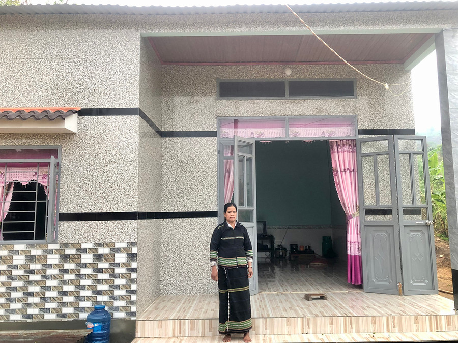 Chị Siu Jun (làng Doch 1, xã Ia Kreng) bên ngôi nhà mới xây, khang trang rộng rãi. Ảnh: L.N Chị Siu Jun (làng Doch 1, xã Ia Kreng) bên ngôi nhà mới xây, khang trang rộng rãi. Ảnh: L.N