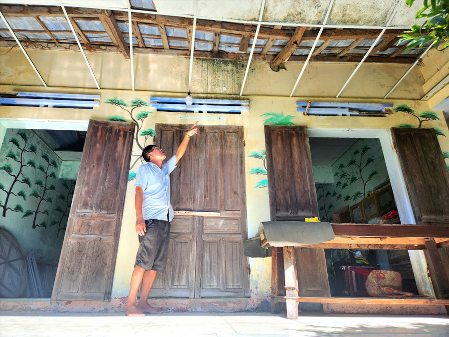 Ngôi nhà đã cũ nát và phải đóng cửa hơn 2 năm nay của ông Nguyễn Tấn Duyệt (thôn Tây Sơn Đông, Duy Hải). Ngôi nhà đã cũ nát và phải đóng cửa hơn 2 năm nay của ông Nguyễn Tấn Duyệt (thôn Tây Sơn Đông, Duy Hải).