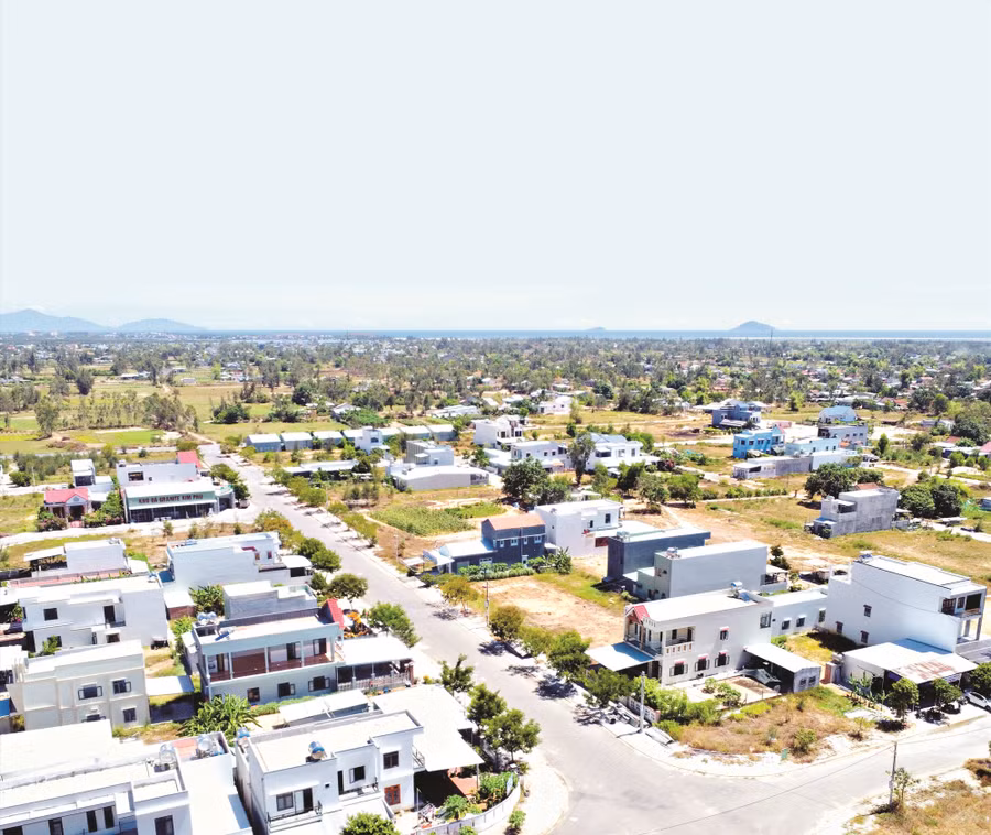 Nhiều mảnh đất đã xây dựng nhà kiên cố ở Khu tái định cư Duy Hải giai đoạn 3 hiện vẫn chưa có giấy chứng nhận quyền sử dụng đất. Ảnh: Q.T Nhiều mảnh đất đã xây dựng nhà kiên cố ở Khu tái định cư Duy Hải giai đoạn 3 hiện vẫn chưa có giấy chứng nhận quyền sử dụng đất. Ảnh: Q.T