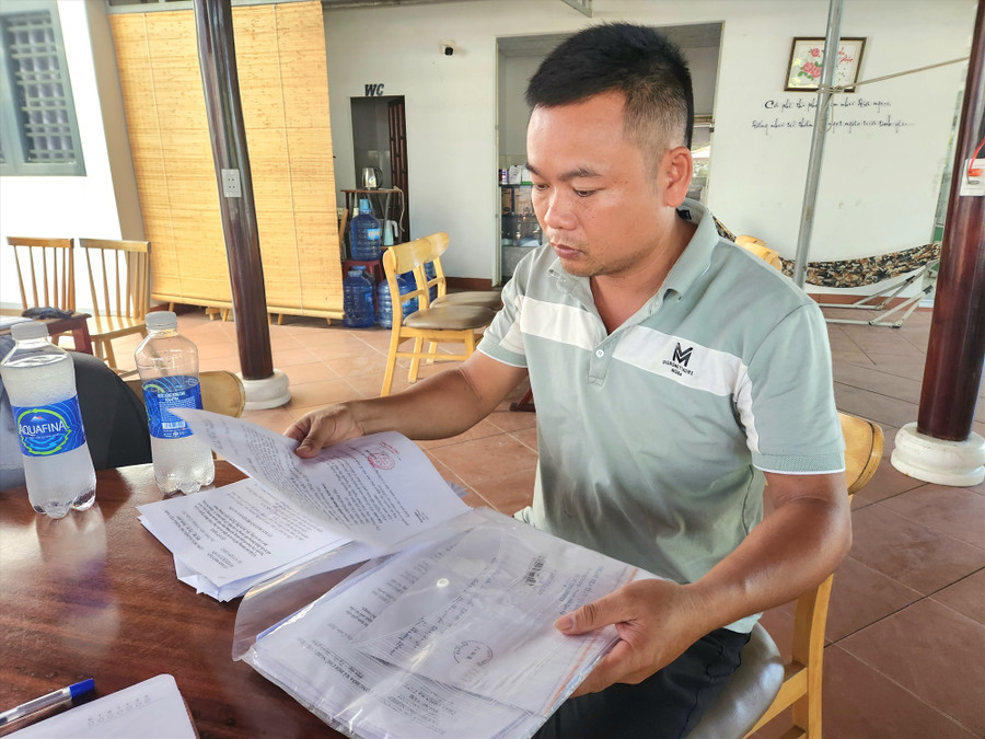 Nhiều người dân ở các khu tái định cư thuộc hai xã Duy Hải, Duy Nghĩa (Duy Xuyên) thời gian qua phải chật vật với các hồ sơ, giấy tờ liên quan đến giấy chứng nhận quyền sử dụng đất. Ảnh: Q.T Nhiều người dân ở các khu tái định cư thuộc hai xã Duy Hải, Duy Nghĩa (Duy Xuyên) thời gian qua phải chật vật với các hồ sơ, giấy tờ liên quan đến giấy chứng nhận quyền sử dụng đất. Ảnh: Q.T