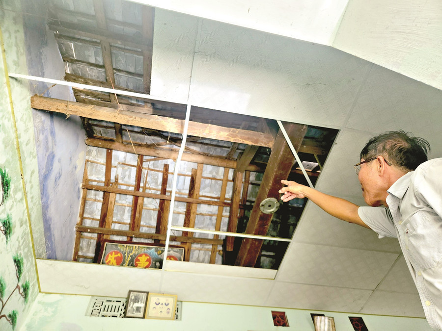 Bên trong ngôi nhà đã xuống cấp nghiêm trọng của ông Nguyễn Tấn Duyệt - thôn Tây Sơn Đông (xã Duy Hải, Duy Xuyên). Ảnh: Q.T Bên trong ngôi nhà đã xuống cấp nghiêm trọng của ông Nguyễn Tấn Duyệt - thôn Tây Sơn Đông (xã Duy Hải, Duy Xuyên). Ảnh: Q.T