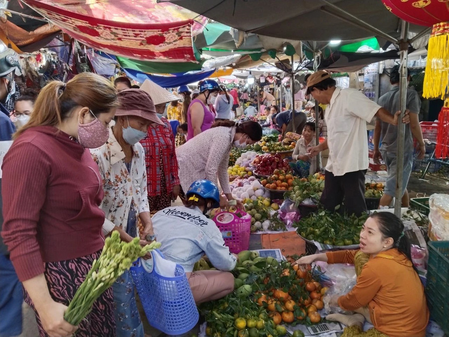 Các cơ quan chức năng cần có cơ chế quản lý giá cả thị trường khi mức lương tăng từ ngày 1.7. Ảnh PHÚC KHA