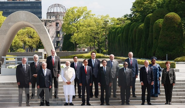 Thủ tướng Phạm Minh Chính cùng Trưởng đoàn các nước khách mời chụp ảnh chung trước Đài tưởng niệm Nạn nhân vụ nổ bom nguyên tử tại Công viên Tưởng niệm hòa bình Hiroshima. (Ảnh: Dương Giang/TTXVN) Thủ tướng Phạm Minh Chính cùng Trưởng đoàn các nước khách mời chụp ảnh chung trước Đài tưởng niệm Nạn nhân vụ nổ bom nguyên tử tại Công viên Tưởng niệm hòa bình Hiroshima. (Ảnh: Dương Giang/TTXVN)