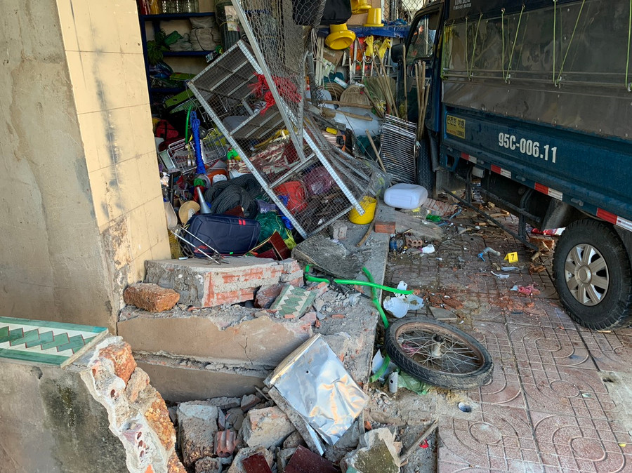 Ôtô tải đâm thẳng vào nhà dân, khiến hai người tử vong, một người bị thương nặng. Ảnh: Ngọc Viên