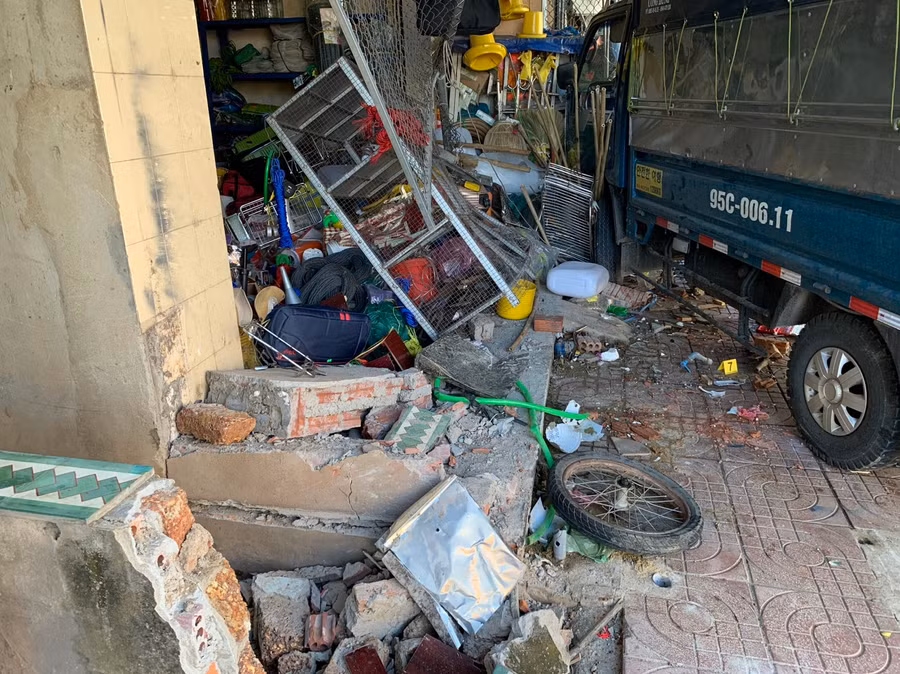 Ôtô tải đâm thẳng vào nhà dân, khiến hai người tử vong, một người bị thương nặng. Ảnh: Ngọc Viên Ôtô tải đâm thẳng vào nhà dân, khiến hai người tử vong, một người bị thương nặng. Ảnh: Ngọc Viên