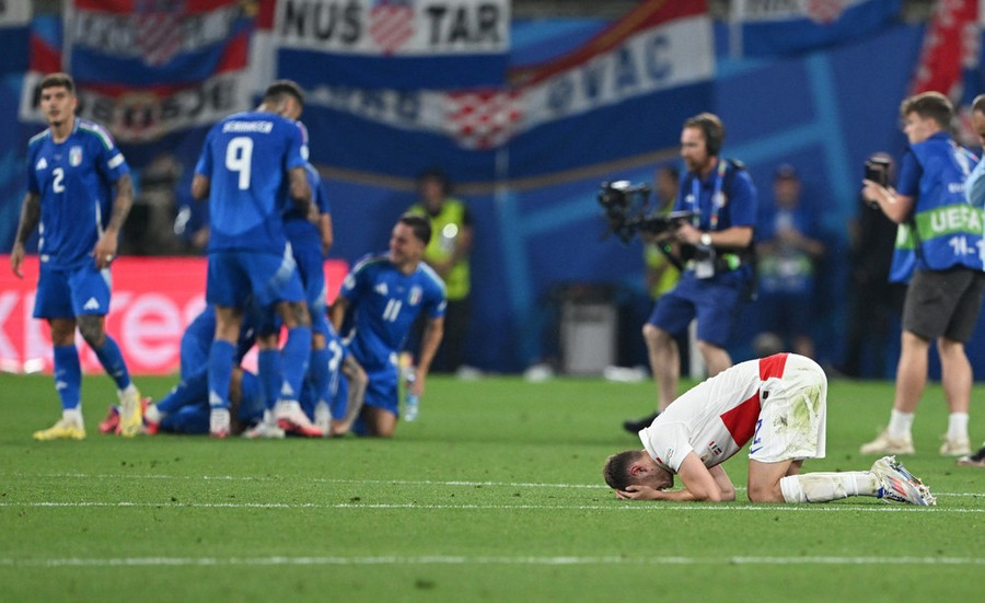 Cảm xúc trái ngược giữa 2 đội bóng sau tiếng còi kết thúc vang lên. (Nguồn: Reuters)