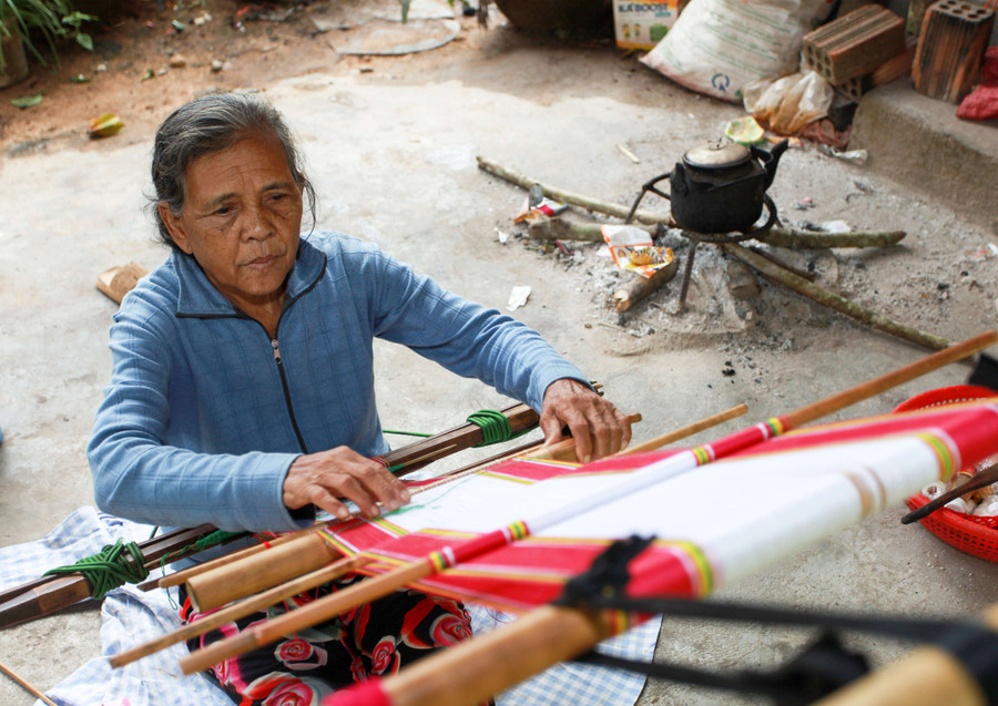 Bà Y Yin miệt mài bên khung dệt. Ảnh: H.T