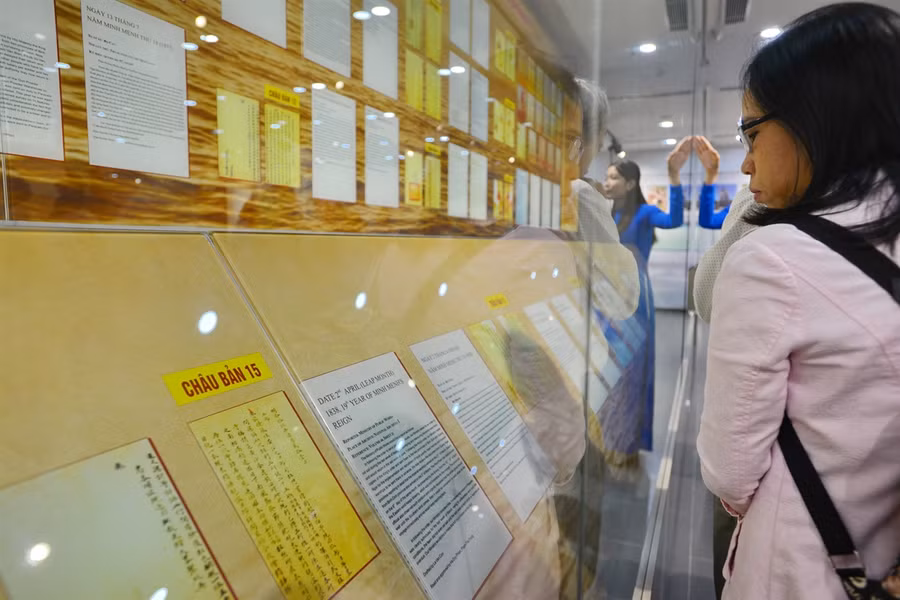 Tủ trưng bày bản sao các Châu bản triều Nguyễn (văn bản hành chính do chính các vua triều Nguyễn phê duyệt) về chủ quyền Hoàng Sa và Trường Sa của Việt Nam. Ảnh: Thanh Hòa/vietnam.vnanet.vn