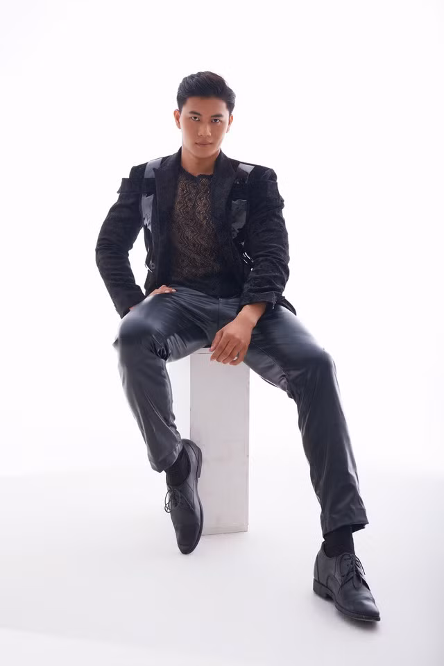 Ngoài vai trò người mẫu, Nguyễn Hữu Anh còn thử sức ở lĩnh vực MC tại Hoa hậu và Nam vương Siêu mẫu Thể hình Thế giới 2023. Được biết anh cũng là đại sứ của cuộc thi này. Đại diện ban tổ chức đánh giá cao sự nhiệt tình, sẵn sàng truyền lửa cho các thí sinh của Nguyễn Hữu Anh. Ảnh: Nguyễn Dương