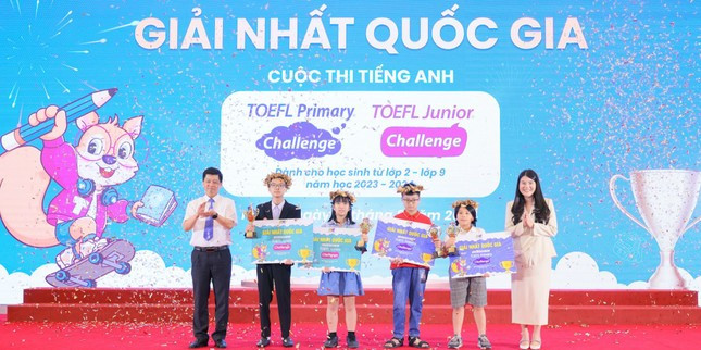 Ban tổ chức trao giải Nhất Quốc gia cho 4 thí sinh xuất sắc nhất
