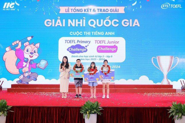 Ban tổ chức trao giải Nhì cấp Quốc gia.