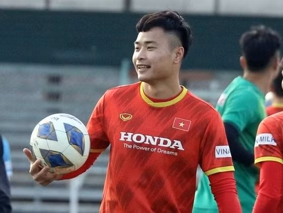 Trung vệ Đặng Văn Tới