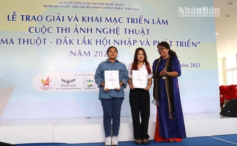 Ban Tổ chức cuộc thi trao học bổng cho 2 em sinh viên người dân tộc thiểu số đang theo học tại các trường đại học, cao đẳng trên địa bàn thành phố Buôn Ma Thuột. Ban Tổ chức cuộc thi trao học bổng cho 2 em sinh viên người dân tộc thiểu số đang theo học tại các trường đại học, cao đẳng trên địa bàn thành phố Buôn Ma Thuột.