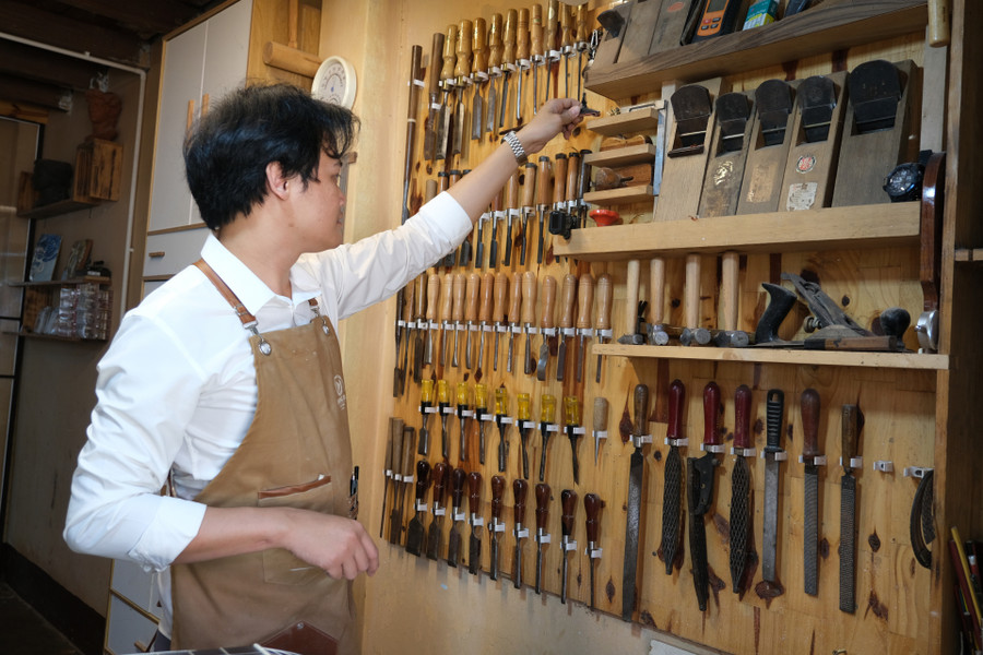 Hải cũng có đam mê sưu tầm các dụng cụ chế tác đàn