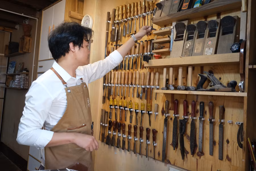 Hải cũng có đam mê sưu tầm các dụng cụ chế tác đàn