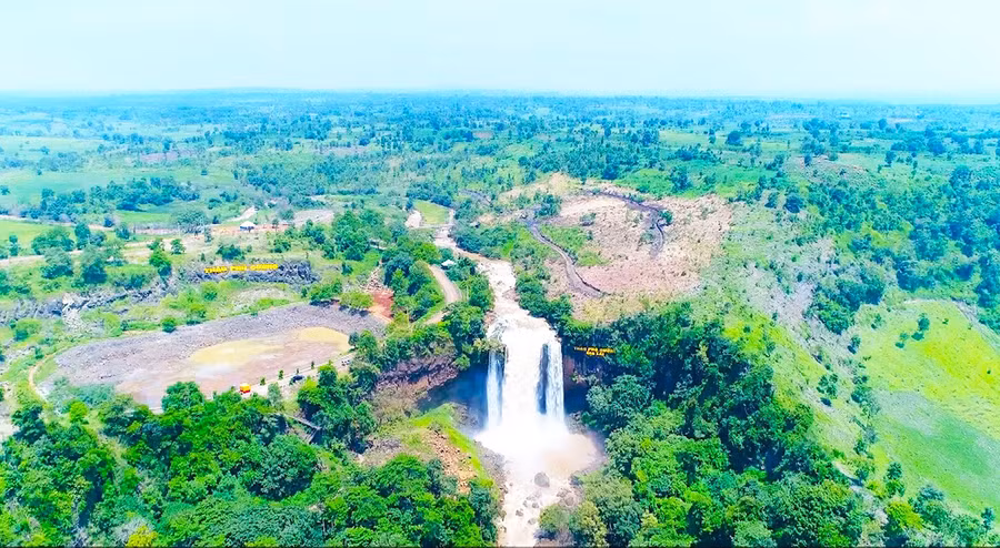 Khu du lịch sinh thái thác Phú Cường (xã Ia Pal) tổ chức nhiều hoạt động vui chơi, giải trí thu hút khách thập phương. Ảnh: Trần Dung