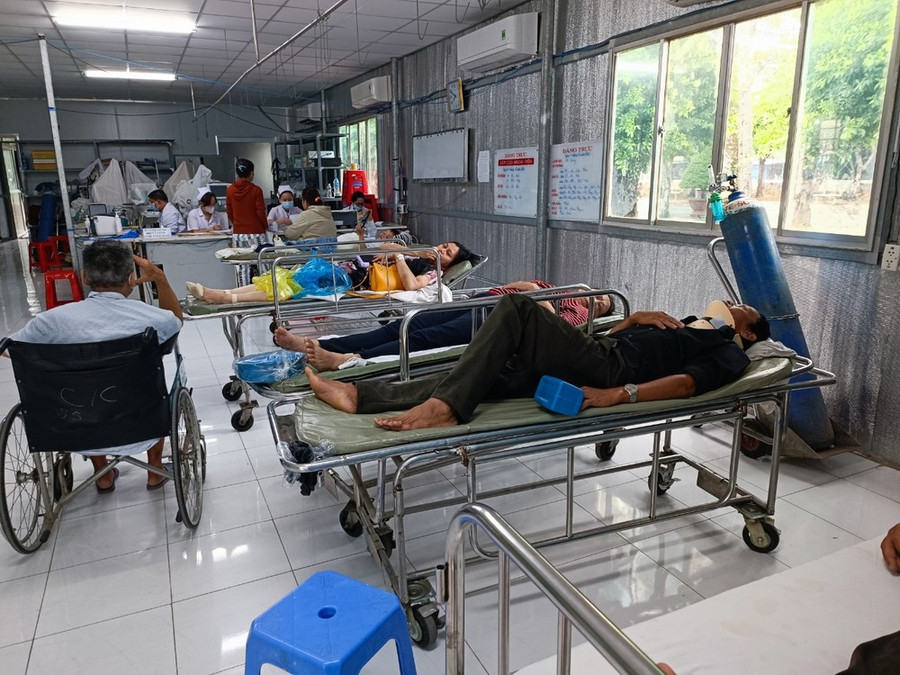 Các hành khách trong vụ tai nạn đang được điều trị tại bệnh viện ở Long An. Các hành khách trong vụ tai nạn đang được điều trị tại bệnh viện ở Long An.