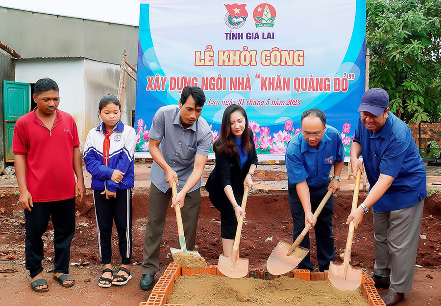 Đại diện Ban Dân vận Tỉnh ủy, Tỉnh Đoàn, UBND huyện Đức Cơ khởi công xây dựng nhà "Khăn quàng đỏ" cho em Rơ Châm H'Nin (xã Ia Dom). Ảnh: Đức Thụy Đại diện Ban Dân vận Tỉnh ủy, Tỉnh Đoàn, UBND huyện Đức Cơ khởi công xây dựng nhà "Khăn quàng đỏ" cho em Rơ Châm H'Nin (xã Ia Dom). Ảnh: Đức Thụy