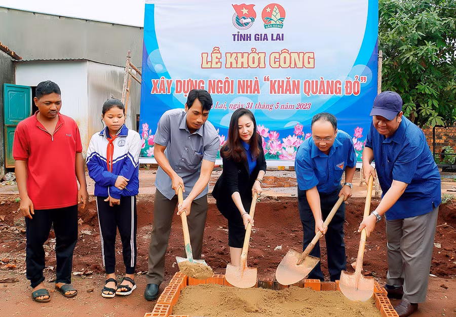 Đại diện Ban Dân vận Tỉnh ủy, Tỉnh Đoàn, UBND huyện Đức Cơ khởi công xây dựng nhà "Khăn quàng đỏ" cho em Rơ Châm H'Nin (xã Ia Dom). Ảnh: Đức Thụy