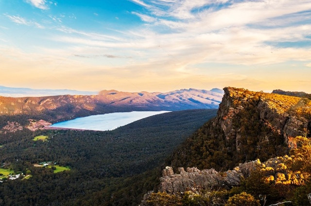 Khung cảnh hùng vĩ và choáng ngợp nhìn từ Công viên Quốc gia Grampians. Khung cảnh hùng vĩ và choáng ngợp nhìn từ Công viên Quốc gia Grampians.