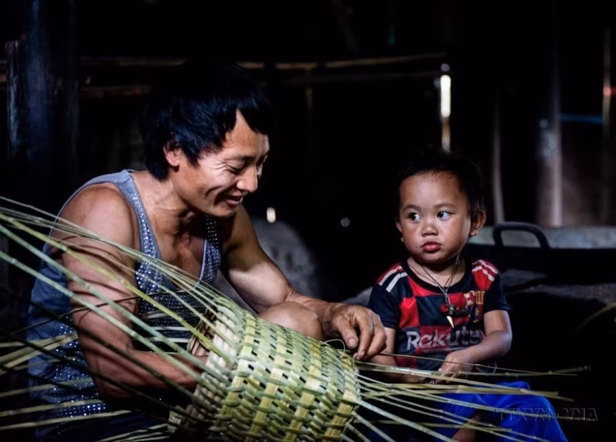 Hạnh phúc của hai cha con người dân tộc Mông. (Ảnh: Nam Thái/TTXVN)