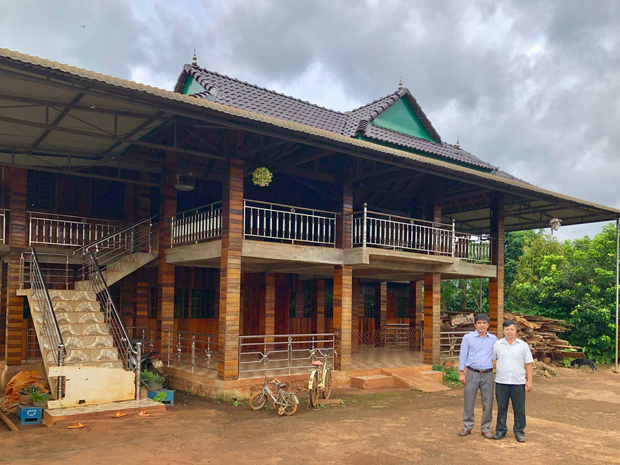 Người dân làng Kép (xã Ia Mơ Nông) vẫn giữ tập quán làm nhà sàn truyền thống. Ảnh: Lê Nam
