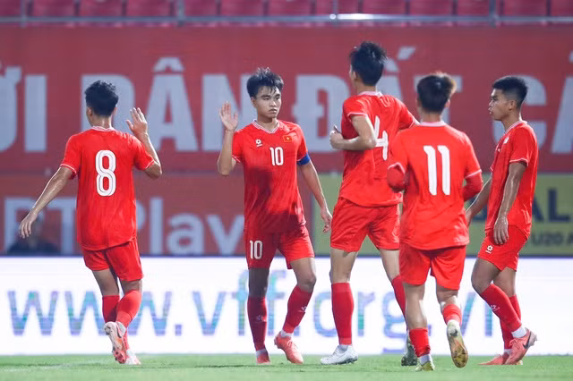 Công Phương (10) nhân đôi cách biệt U20 Việt Nam
