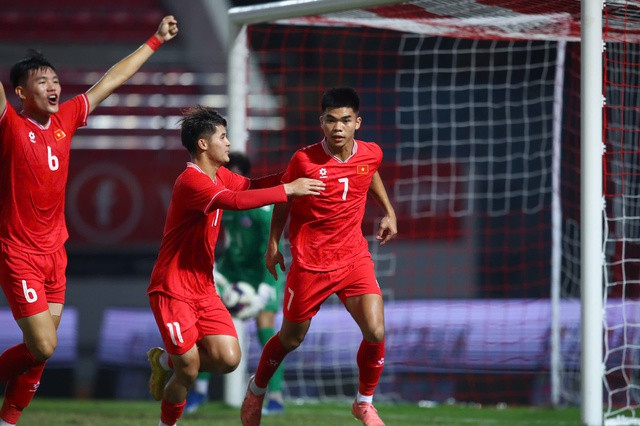 Nguyễn Lê Phát (7) mở tỉ số cho U20 Việt Nam từ chấm 11 m trước U20 Guam. Nguyễn Lê Phát (7) mở tỉ số cho U20 Việt Nam từ chấm 11 m trước U20 Guam.