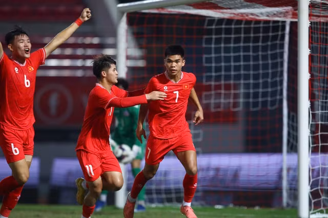 Nguyễn Lê Phát (7) mở tỉ số cho U20 Việt Nam từ chấm 11 m trước U20 Guam.