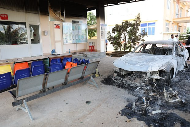 Các đối tượng đập phá trước trụ sở Ủy ban Nhân dân xã Ea Tiêu và xã Ea Ktur. (Ảnh: Hưng Thịnh/TTXVN)