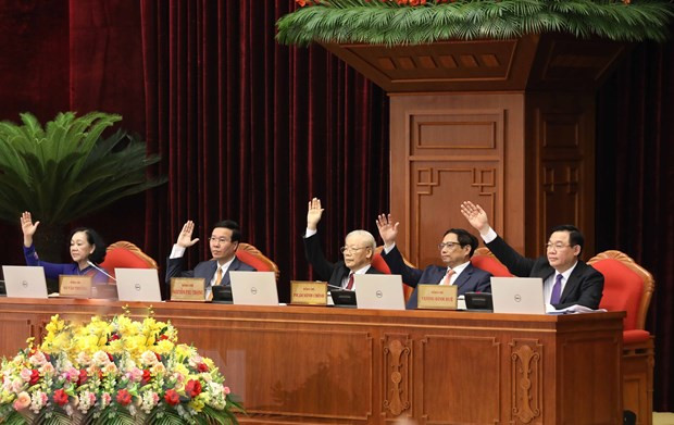 Các đồng chí chủ tọa tham gia biểu quyết thông qua Nghị quyết hội nghị. (Ảnh: Phương Hoa/TTXVN) Các đồng chí chủ tọa tham gia biểu quyết thông qua Nghị quyết hội nghị. (Ảnh: Phương Hoa/TTXVN)