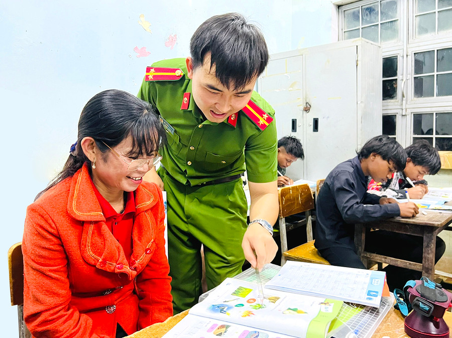 Trung úy Lê Tuấn Thành hướng dẫn học viên cách phát âm chữ cái. Ảnh: M.N