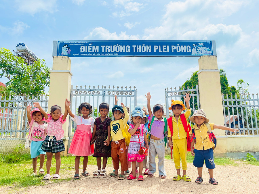 Học sinh mẫu giáo tại điểm trường làng Plei Pông vui đùa sau giờ học. Ảnh: Trần Dung Học sinh mẫu giáo tại điểm trường làng Plei Pông vui đùa sau giờ học. Ảnh: Trần Dung