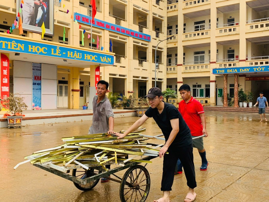 Giáo viên dọn dẹp trường sau bão Yagi. (Ảnh: PV/Vietnam+) Giáo viên dọn dẹp trường sau bão Yagi. (Ảnh: PV/Vietnam+)
