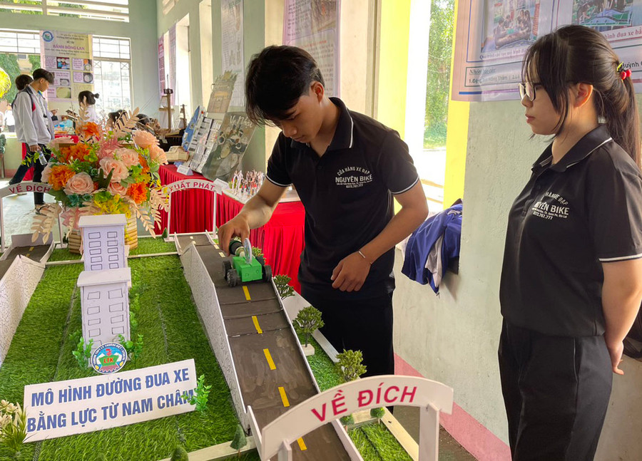 Học sinh Trường THPT Lý Thường Kiệt ứng dụng kiến thức vật lý và công nghệ xây dựng mô hình đường đua xe bằng lực từ nam châm. Ảnh: V.C